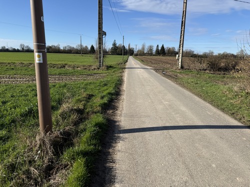 Sur le plateau, le circuit suit la route de la Parisienne, et la quitte ici pour tourner vers Beaufresne.