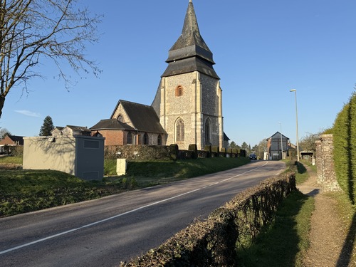 Départ du parking de la mairie et direction vers l'est avec ici l'église St-Pierre-et-St-Paul (XIIIe->XIXe).