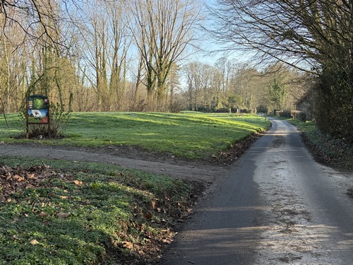 Le circuit rejoint le GR25 dans la rue du Petit Bosc Guérard et traverse le Golf de Rouen Forêt Verte.