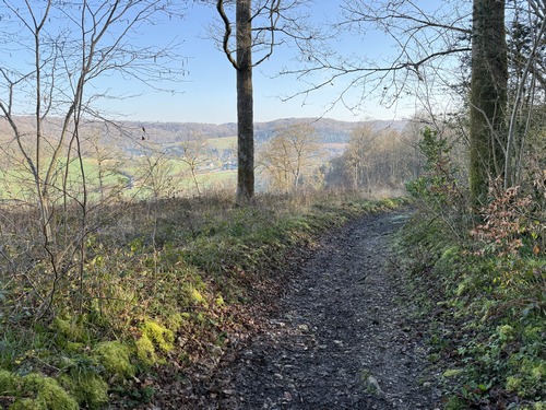 La descente offre de superbes points-de-vue sur la vallée du Cailly.