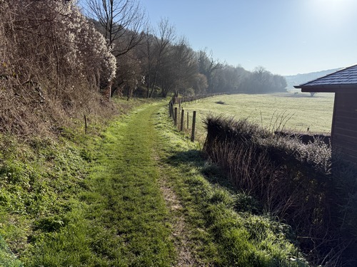Après avoir traversé le Cailly, le circuit tourne sur la petite rue Raymond Guillotin qui devient chemin après la dernière maison. Nous sommes toujours sur le GR25.