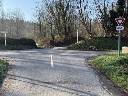 Nous retraversons le Cailly au Petit Tendos, et allons continuer en face, dans le bois de Fécamp. A savoir: il y a un espace de pique-nique à l'entrée du bois de Fécamp. Nous quittons le GR25.