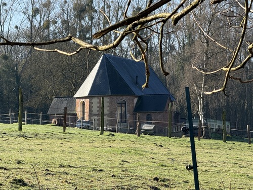 Le circuit longe ici la chapelle Saint-Adrien proche du château du Bosc Théroulde. La chapelle est maintenant une habitation.