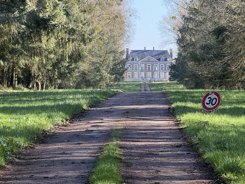 Au bout de son allée, le château du Bosc Théroulde (XVIIe).