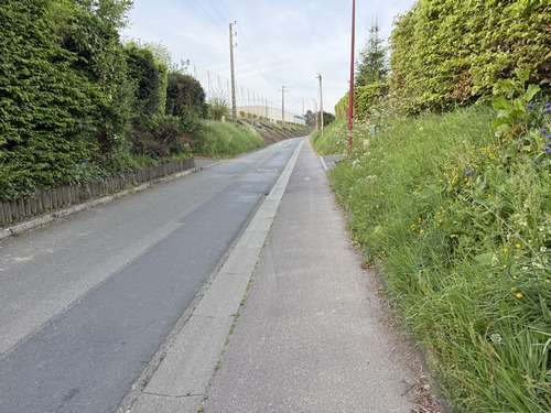 Départ au parking du cimetière, puis direction le sud-est par la rue de Cailly.