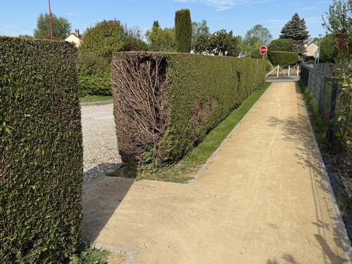 A gauche, c'est le passage vers le parking du cimetière.