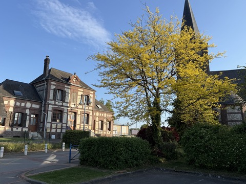 Départ du circuit sur le parking en face de la mairie. Nous allons contourner l'église Notre-Dame-et-St-Martin pour prendre la route de la Clérette.