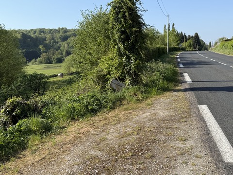 Nous allons suivre la route de Clères (D155) vers le sud sur 270 mètres.