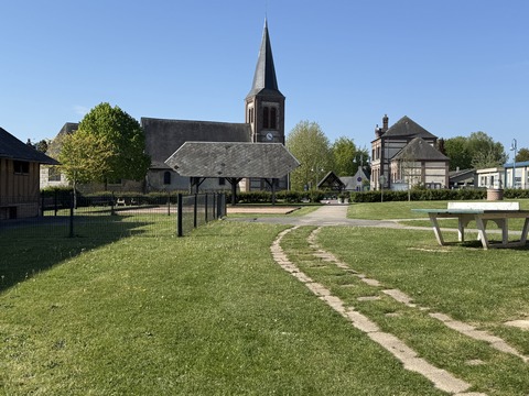 Le circuit de promenade nous conduit directement au centre du bourg. Le parking est derrière l'église.