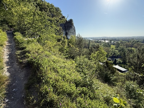 Le Chemin des Roches longe les falaises, la vue est magnifique mais c'est un chemin déconseillé pour les enfants.
