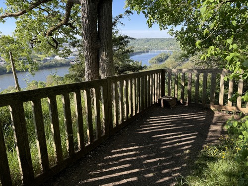 Un belvédère a été aménagé sur les vestiges du château de Richard Cœur de Lion.