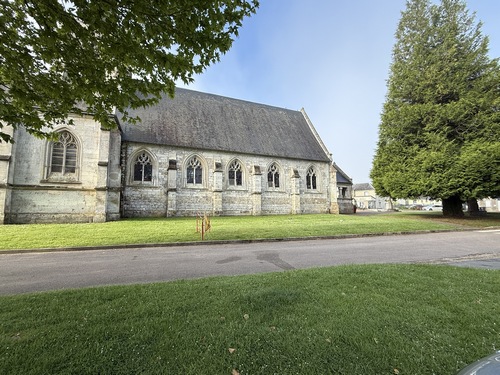 Il y a un grand parking à Saint-Paër, entre la mairie et l'église (XIe, XIIIe, XVIe). Nous partons en direction de l'est vers le Bas Mouchel sur la D86 équipée d'un trottoir.