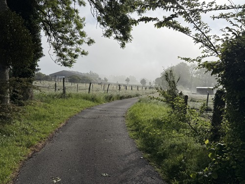 Nous quittons la D86 pour suivre cette charmante petite rue du Haut Mouchel qui longe les Écuries de Saint-Paër.