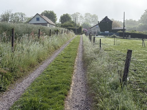 La petite rue se continue en chemin, et nous tournerons à gauche vers le Quesnay.