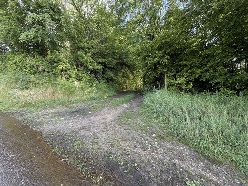 Nous quittons la rue du Quesnay pour entrer sur le chemin du Bois des Mines.