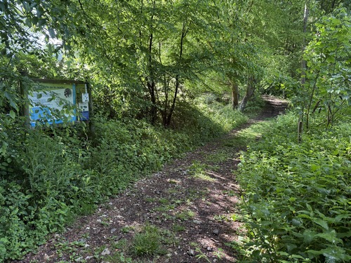 Nous contournons Villers-Écalles par le sud sur ce chemin de l'Enfer. A gauche, un panneau du SMEDAR.