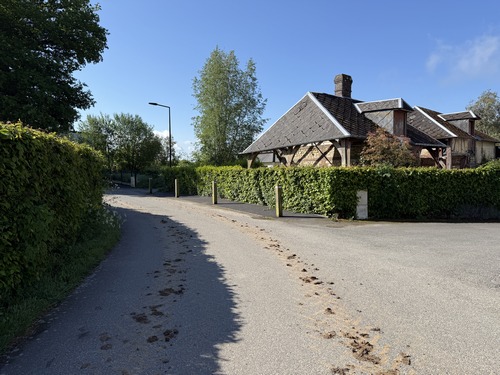 Nous suivons la rue de l'Enfer et traversons le hameau éponyme.