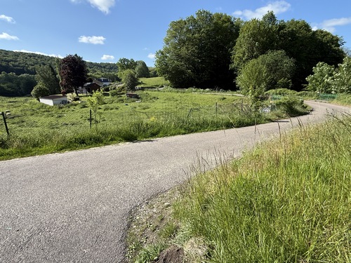 Nous quittons la D86 pour suivre la petite route qui monte vers le château des Vieux.