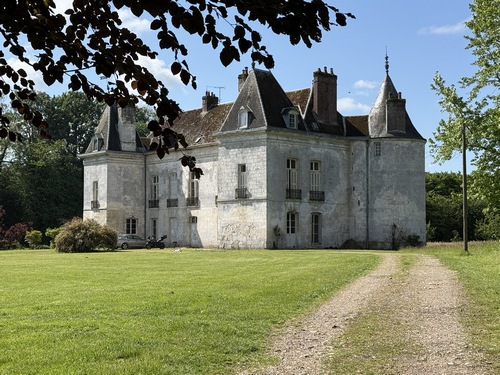 Château des Vieux à Saint-Paër, appelé aussi château du Bois-Guéroult. Les Vieux serait une traduction altérée de Vada qui signifie le gué. Le château-fort date du XVe siècle, remanié au XVIIe et XVIIIe.