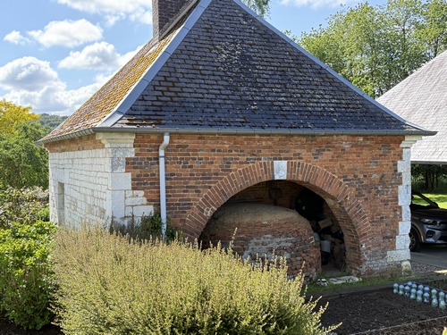 Ancien four à pain du château des Vieux.