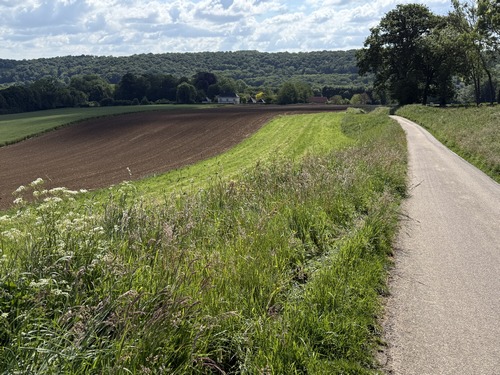 Nous montons maintenant la route du cimetière. Regard arrière vers la vallée de l'Austreberthe.