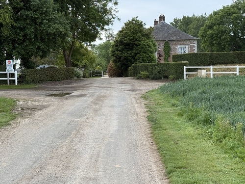 Nous longeons le manoir de Betteville, ancienne propriété de l'abbaye de Saint-Wandrille (XIVe -> XIXe).