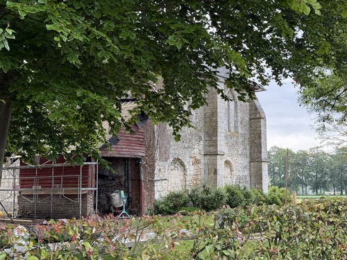 La grange de style monastique roman du manoir est sans doute une ancienne grange dîmière.