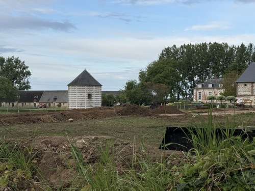 Un peu plus loin, on distingue le colombier de la fin du XVIIe.