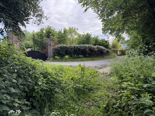 La Cavée aux Coqs rejoint le village de Queffreville. Nous rejoignons Betteville par la rue de Queffreville.