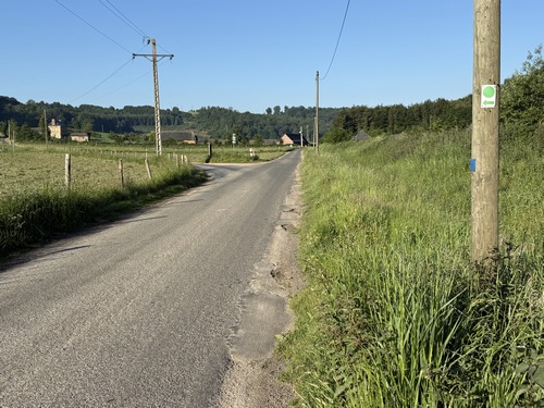 Nous partons de la petite mairie de la Folletière (St-Martin-de-l'If) et suivons la route du Val au Cesne (D89) avant de monter ici à gauche vers la Callourie.