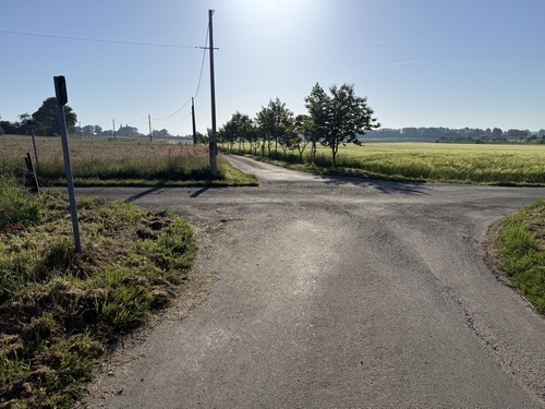 Au bout de la route de la Callourie, nous allons continuer en face sur le Chemin de Carville.