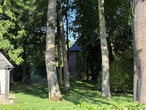 Au lieu-dit Limare nous prenons la direction du nord. Il y a un colombier dans la propriété, mais il est caché par la végétation.
