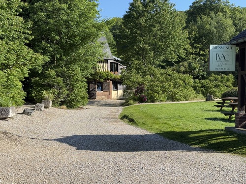 Voilà la fameuse Auberge du Val au Cesne. Elle mérite sa réputation: nous l'avons testée.