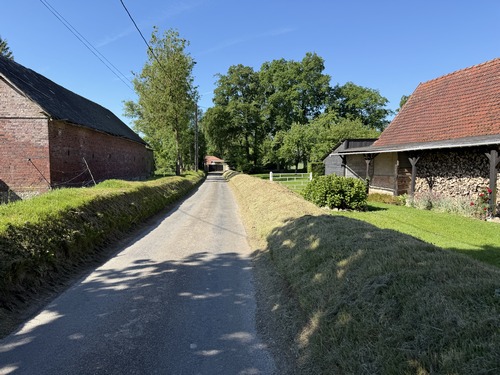 Village du Berfolet, nous allons tourner à gauche pour descendre dans le bois.