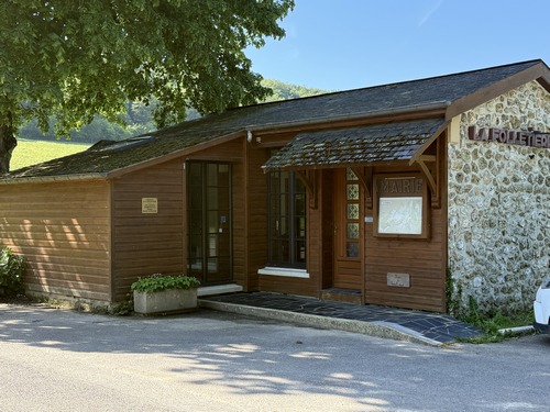 Mairie de la Folletière. Un espace de stationnement est aménagé en face de la mairie.