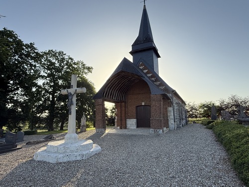 L'église Saint-Germain de Carville-la-Folletière a été construite à l'écart du village à partir d'une ancienne chapelle seigneuriale du XIIIe siècle (Près d'un château disparu?). Elle est connue pour son porche en brique et bois de 1768.