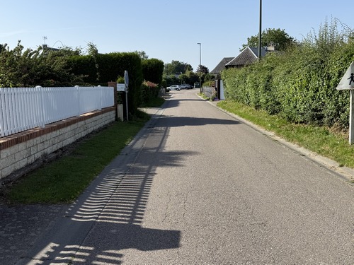 Retour rue de la Mairie à Carville-la-Folletière.
