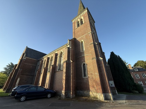 Départ au pied de l'église Saint-Aubin de Croix-Mare (XIXe).