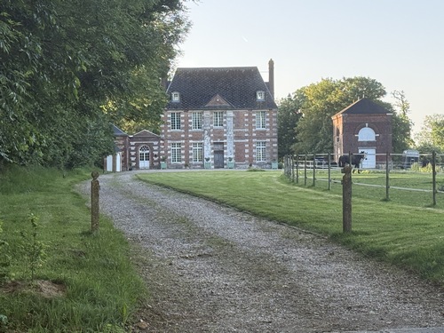 Petit manoir normand à la sortie de Croix-Mare.