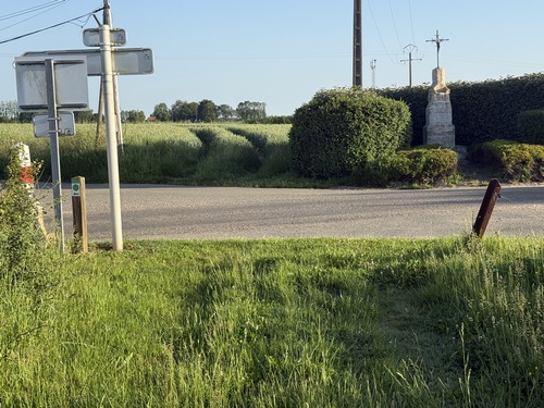 Calvaire sur la route du Mouchel (D304), nous prenons à gauche.