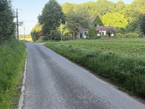 Nous avons suivi la paisible route du Mouchel sur près d'un kilomètre, et allons tourner à droite à la première maison que nous croisons. Prudence avec des enfants sur cette route étroite sans accotement, les rares voitures, habituées à ce que la route soit déserte, ont tendance à rouler vite.