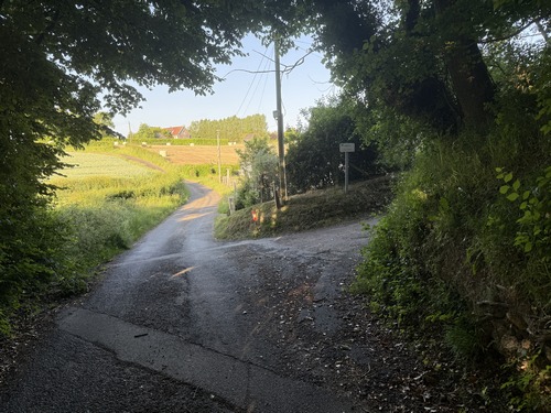 Au Hameau-en-Caux, nous tournons ici à droite dans l'Impasse En Caux.
