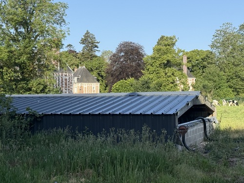 Le château de Beauvoir est peu visible depuis le chemin. On peut l'apercevoir depuis le porche de la ferme.