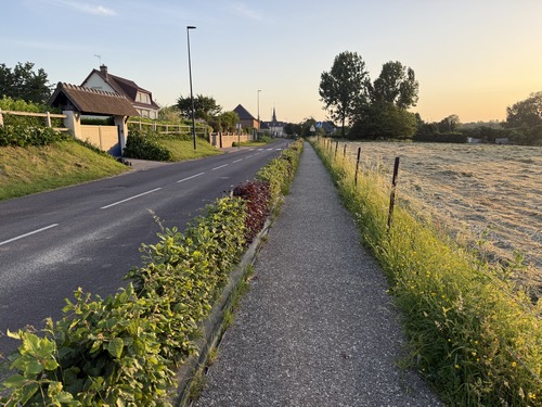 Nous partons vers le nord sur la piste cyclable qui relie la mairie à l'église Sainte-Avoye (XIIIe XVIIe).