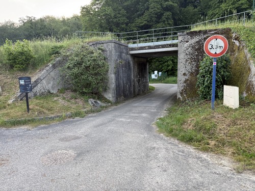 Nous allons passer sous la ligne Rouen - Dieppe, et tourner tout de suite à droite sur le chemin (GR210).