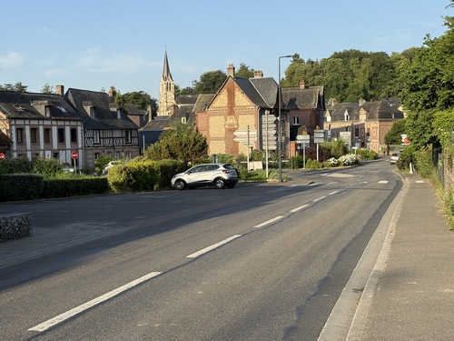 Nous n'allons pas entrer dans le centre de Clères, mais allons bientôt tourner à droite par la rue du Thil.