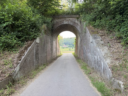 Cet ouvrage d'art n'a pas vu de train depuis longtemps: c'était une ligne de 1918 qui reliait la ligne de Motteville à Clères à celle de Clères à Montérolier-Buchy. Nous continuons en face.