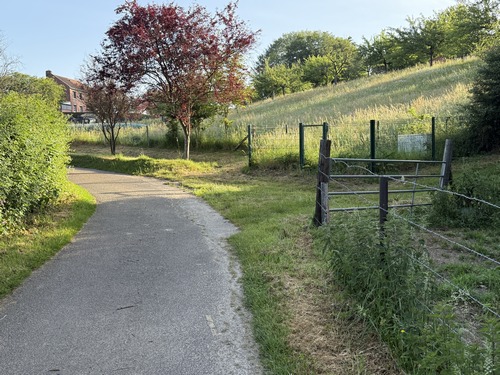Nous coupons le quartier du Vert Buisson en tournant ici à droite sur le chemin herbeux.