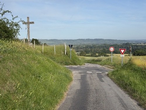 Nous avons traversé la très active D135 pour rejoindre le carrefour de la Croix Blanche. Nous allons prendre à gauche vers Venables.