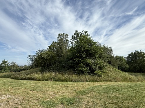 La motte féodale de Venables a une vue imprenable sur la vallée de la Seine. Impossible d'y construire un belvédère, elle est classée monument historique.
